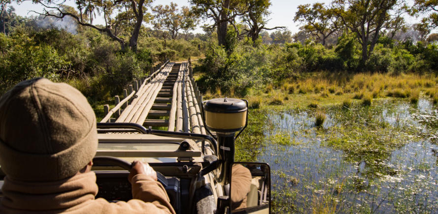 Fahrt über eine Brücke im Okavango-Delta