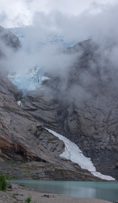 Gletscherarm Briksdaslbreen mit Gletschersee im Nebel