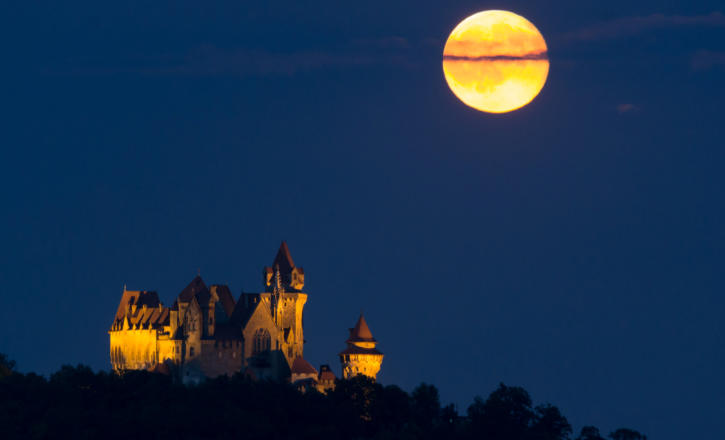 Vollmond über der Burg Kreuzenstein, Niederösterreich