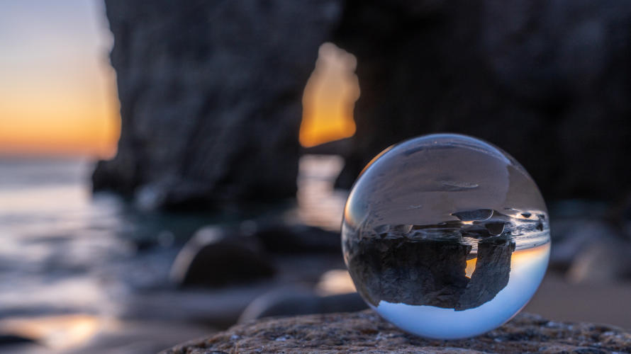 Quiberon - Felsentor durch die Glaskugel/Lensball