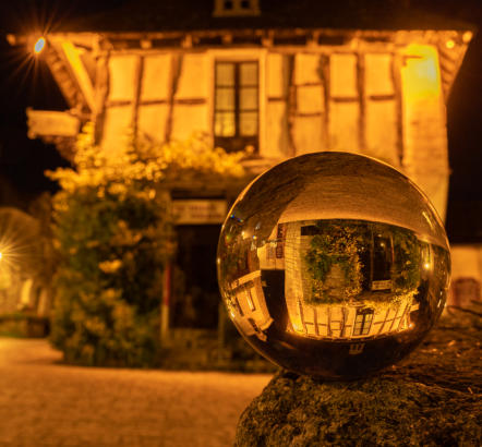Rochefort-en-Terre im Blickpunkt der Glaskugel/Lensball