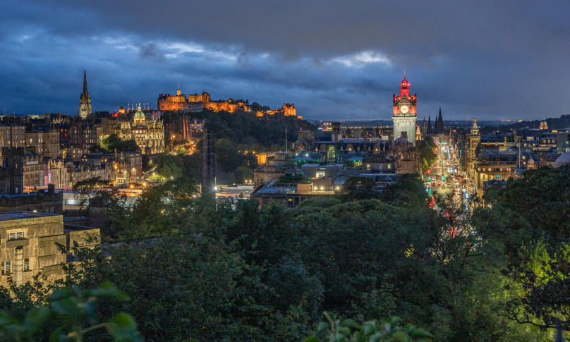 beleuchtetes Edinburgh bei Nacht