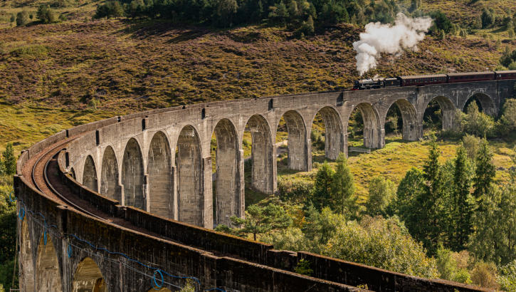 Glenfinnan Viaduct - rauchender Jacobite-Zug (Jacobite Steam Train)