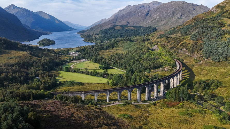 Glenfinnan Viaduct mit Blick auf Loch Shiel