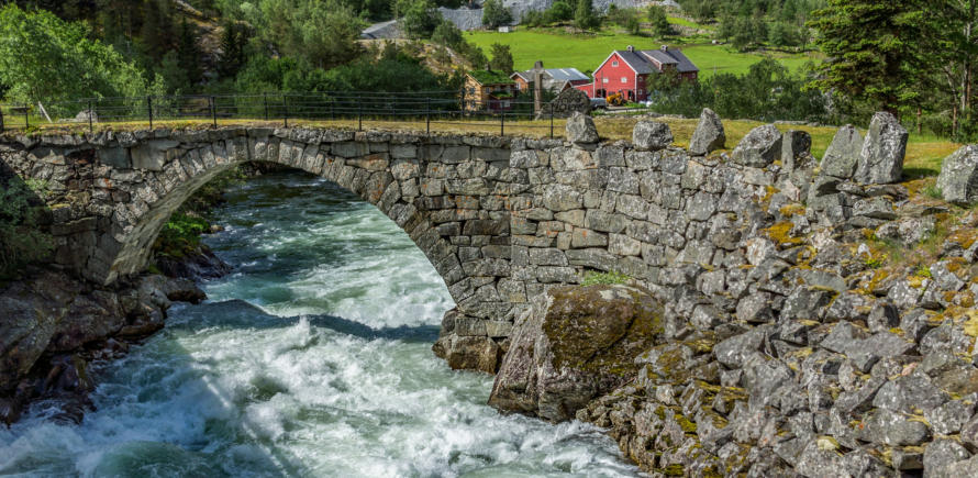 Brücke entlang der historischen Route bei Borgund