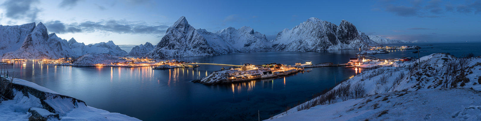 Blick auf Sakrisøya, Hamnøy und den Reinefjord