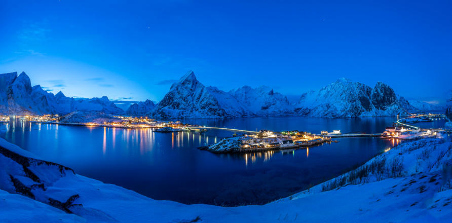 Blick auf Sakrisøya zur Blauen Stunde