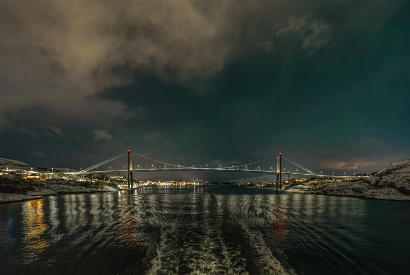 Rørvik - helle Polarlichter über der Stadt