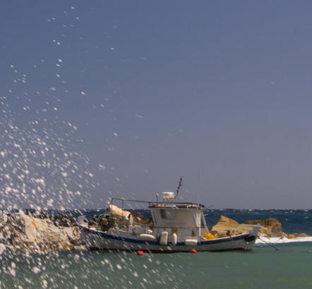 Naxos - Wellen brechen über Kaimauer in Apollonas