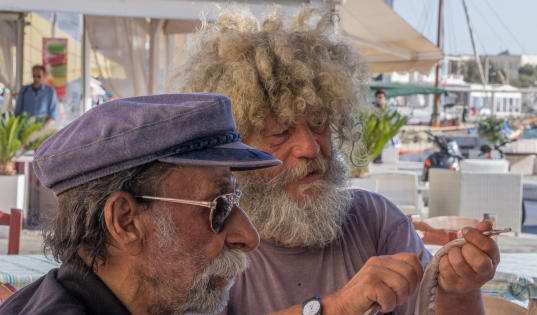 Naxos - zwei Fischer beim Putzen von Tintenfisch