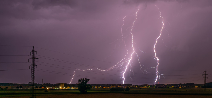 Blitze am Nachthimmel