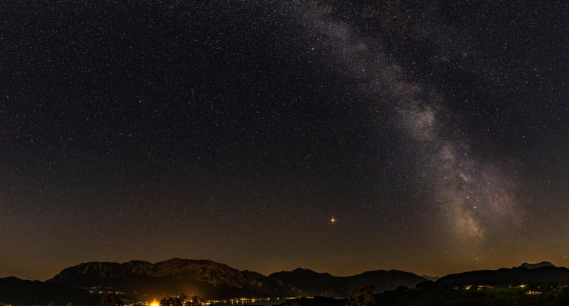Milchstraße über dem Attersee, links davon der Planet Mars