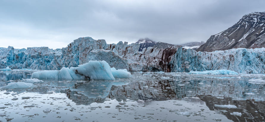 Kongbreen spiegelt sich im Meer