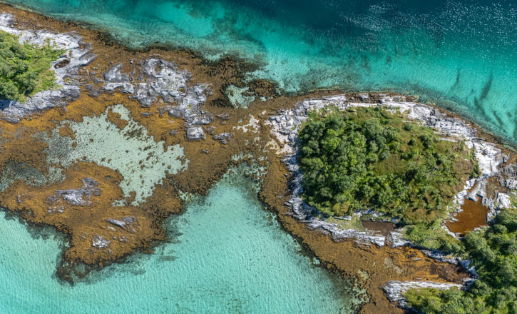Insel im Atlantik bei Finnsaeter